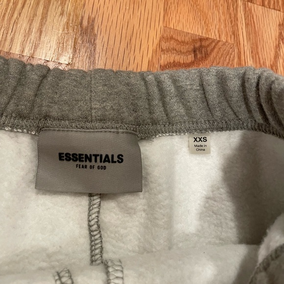 essentials shorts - Picture 3 of 3